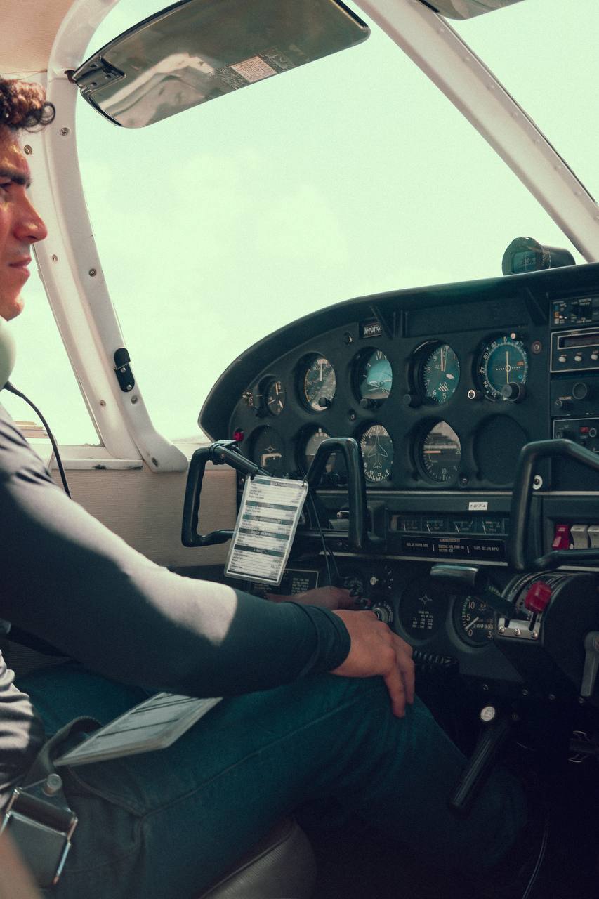 Aluno aos comandos da aeronave em voo