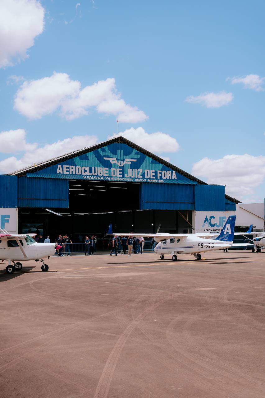 Fachada do hangar do Aeroclube de Juiz de Fora vista do pátio