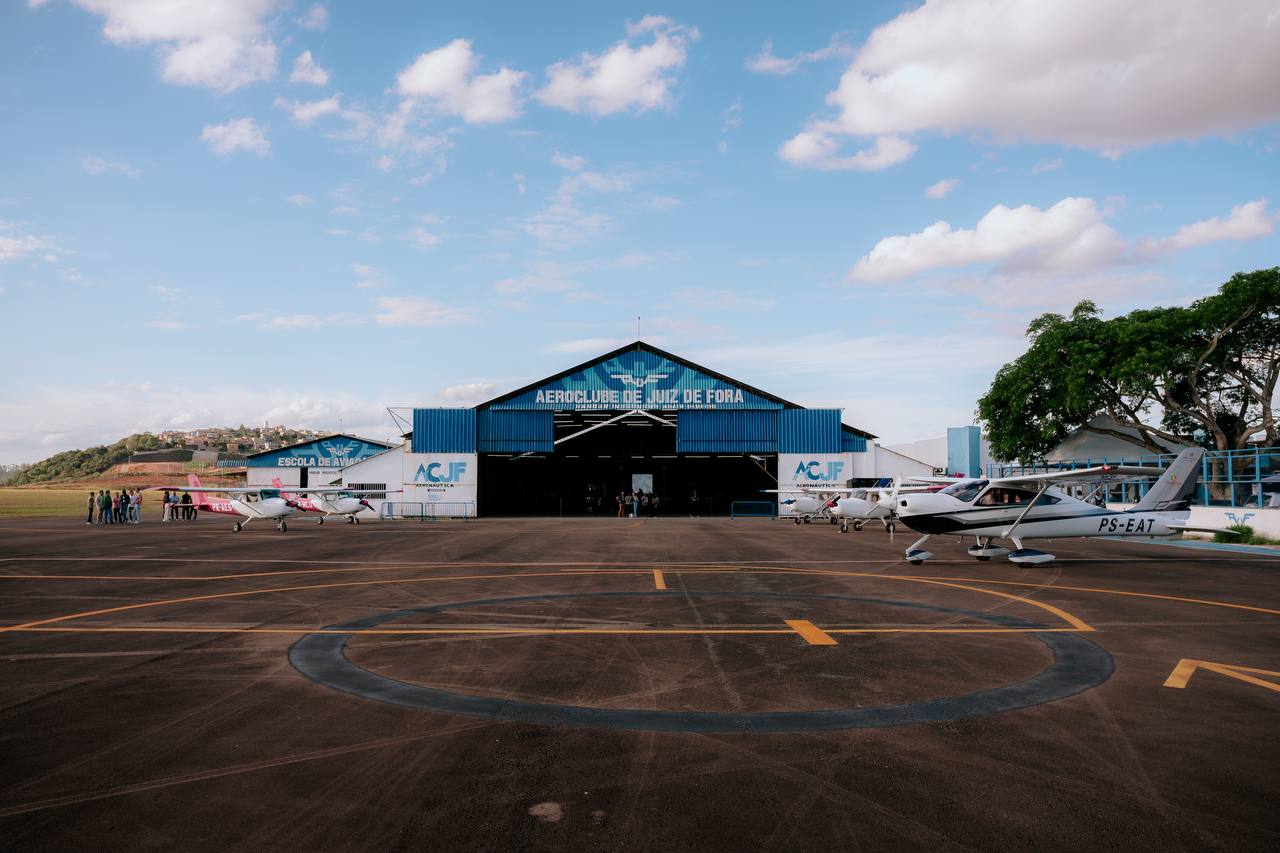 Pátio do Aeroclube de Juiz de Fora no fim da tarde, com a frota alinhada em frente ao hangar